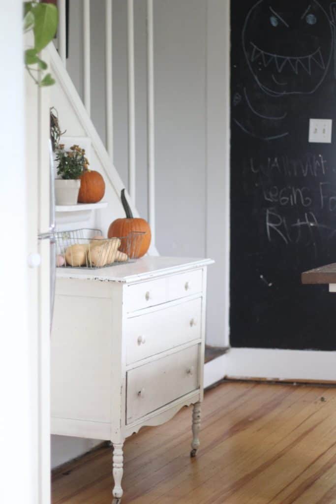 a painted chalkboard wall adds farmhouse style