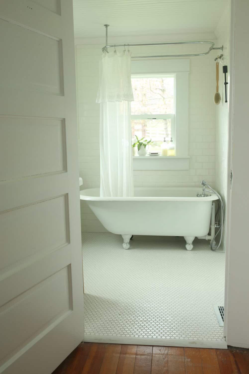 Clawfoot bathtub 2025 refinishing