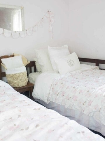 Learn how to make a duvet cover with ruffles and ties