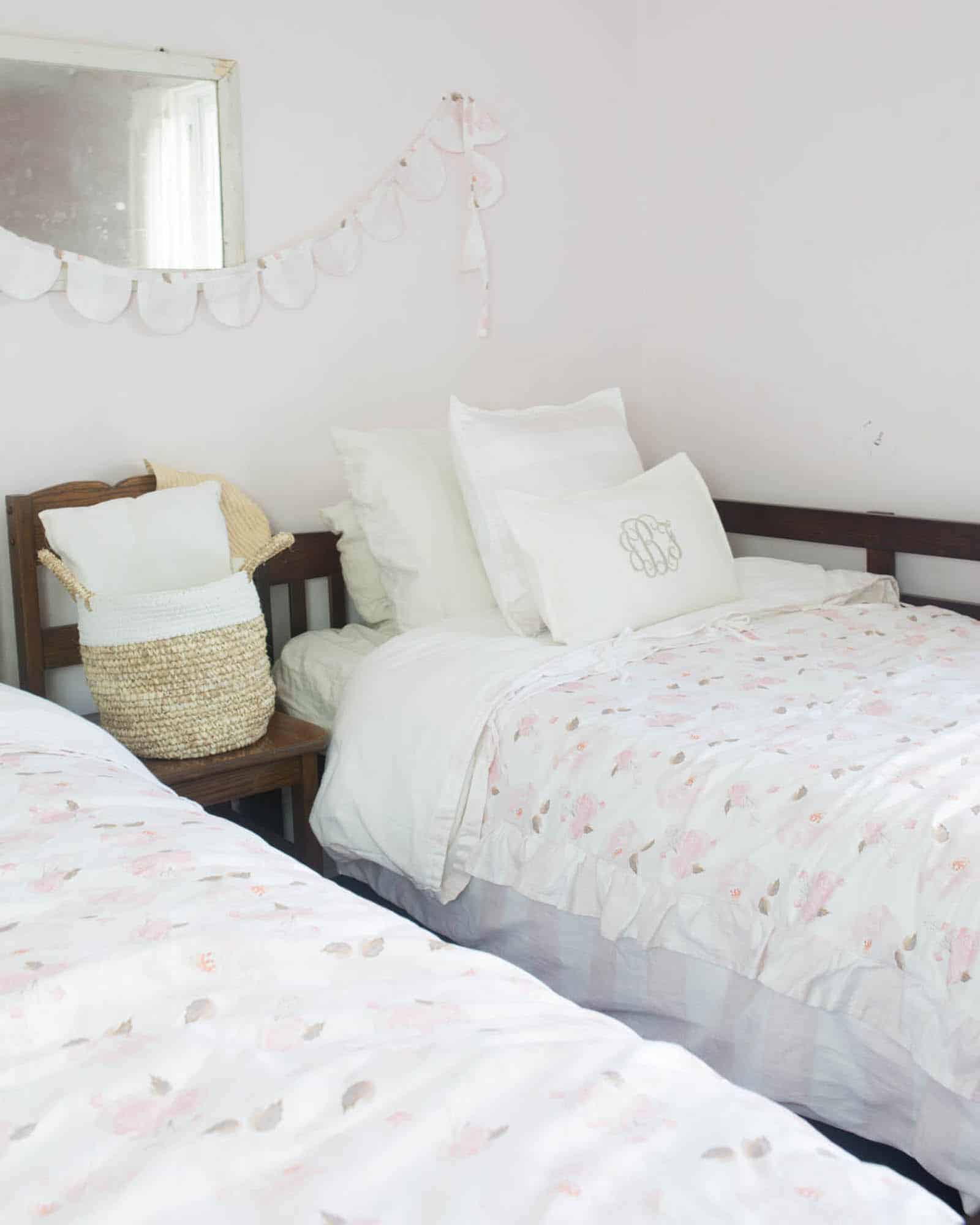 Learn how to make a duvet cover with ruffles and ties