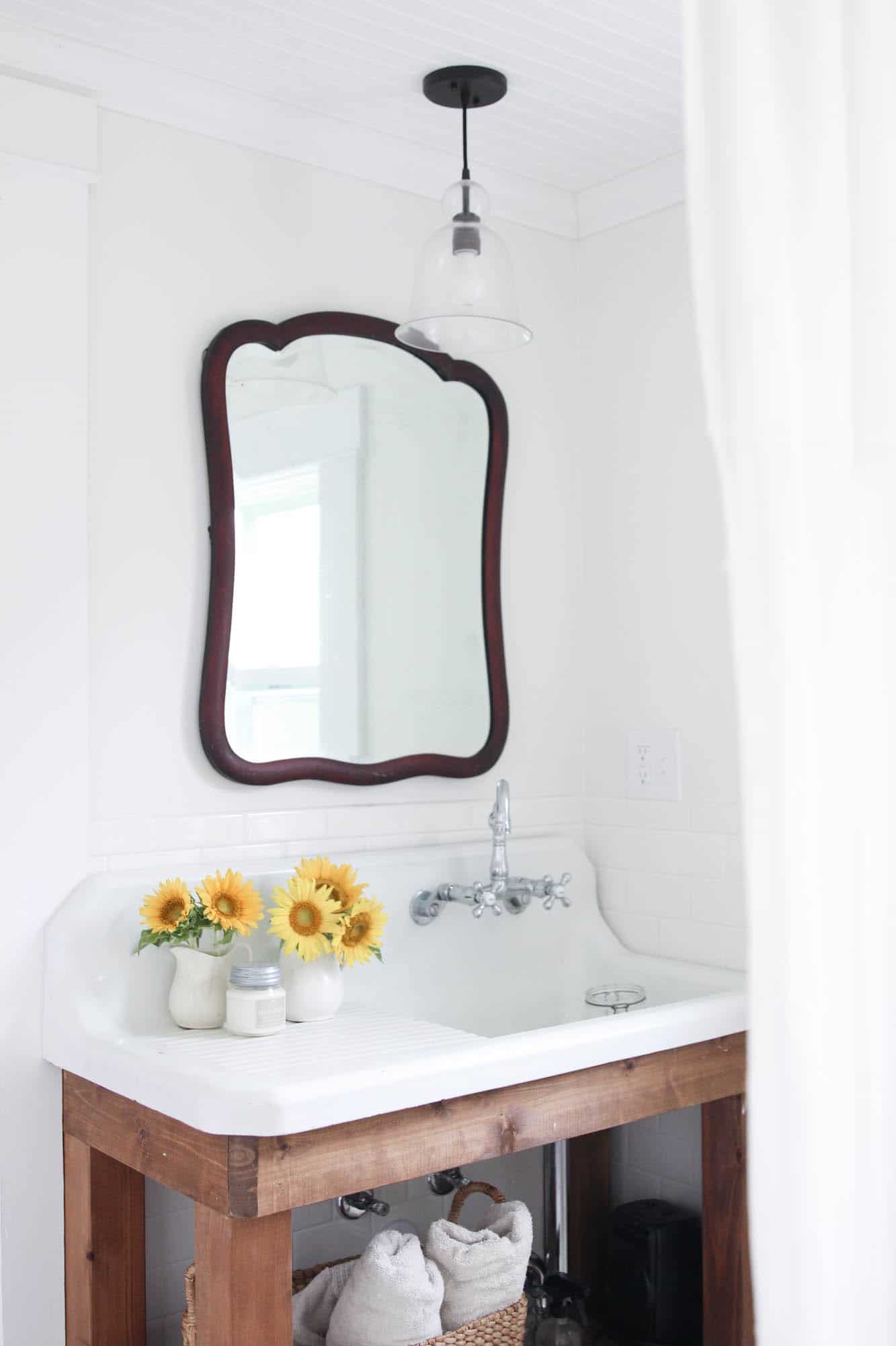 summer white farmhouse bathroom