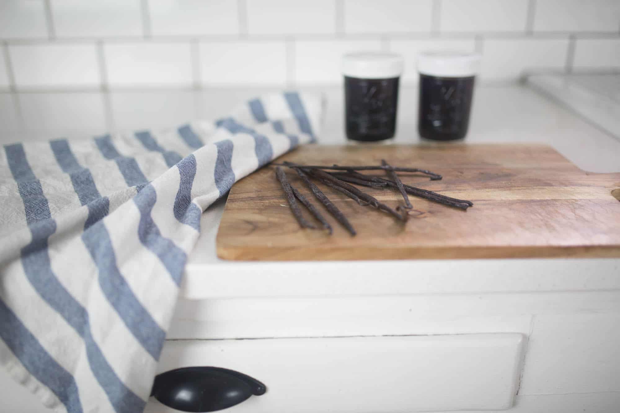 simple instructions to make homemade vanilla extract