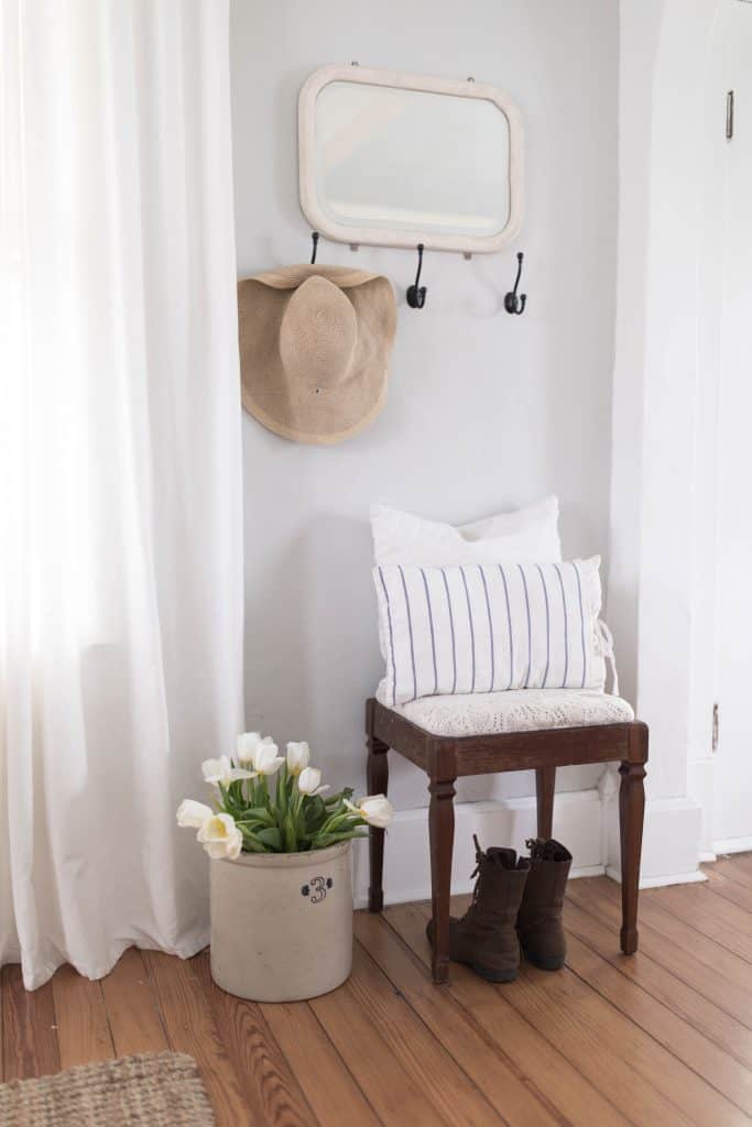 spring entryway farmhouse style decor 