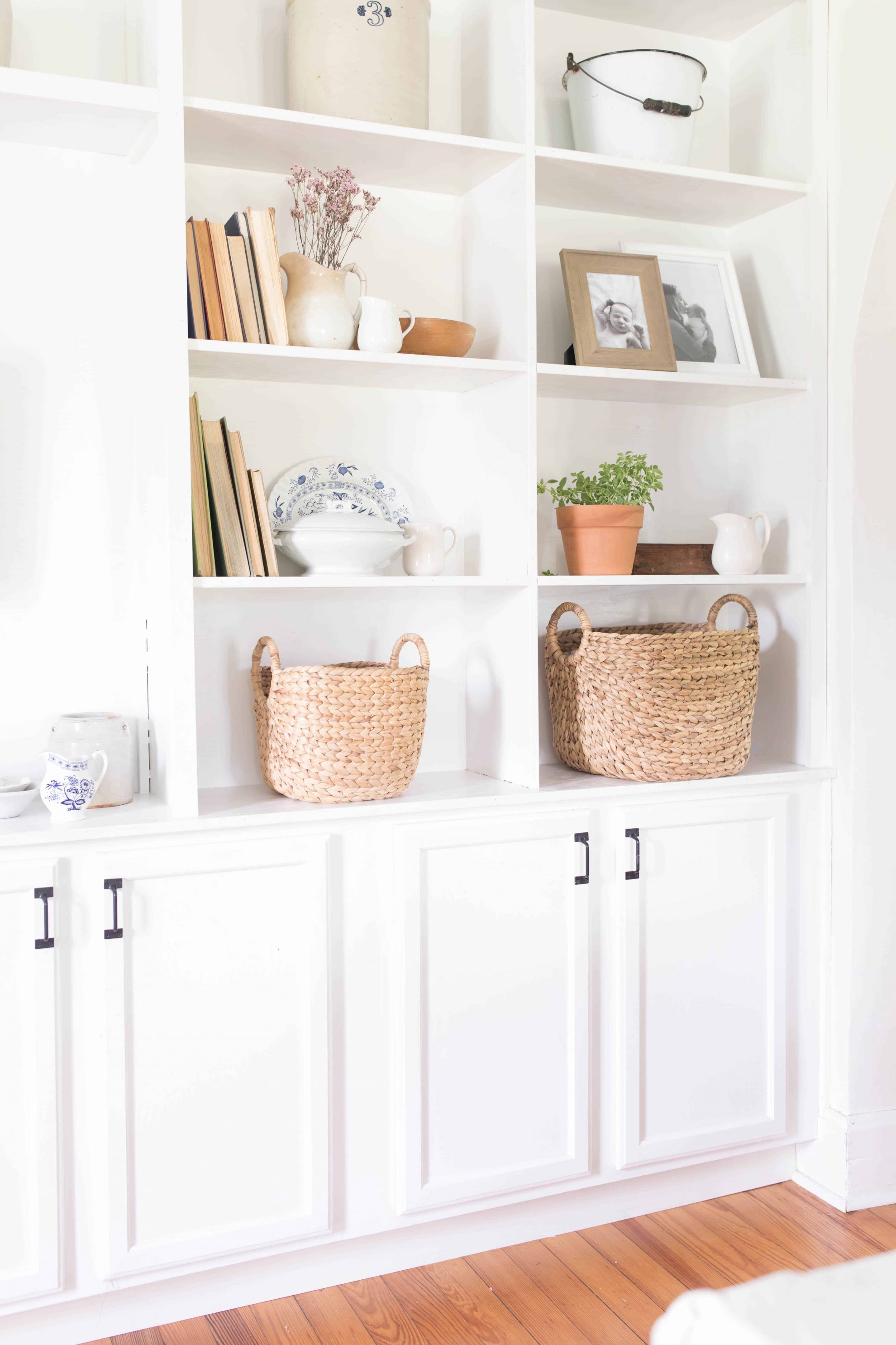 How to Style Built Ins- Summer Built Ins Styling - Farmhouse on Boone