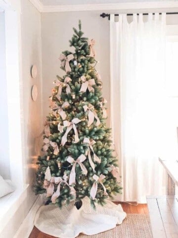 minimalist Christmas tree with big bows