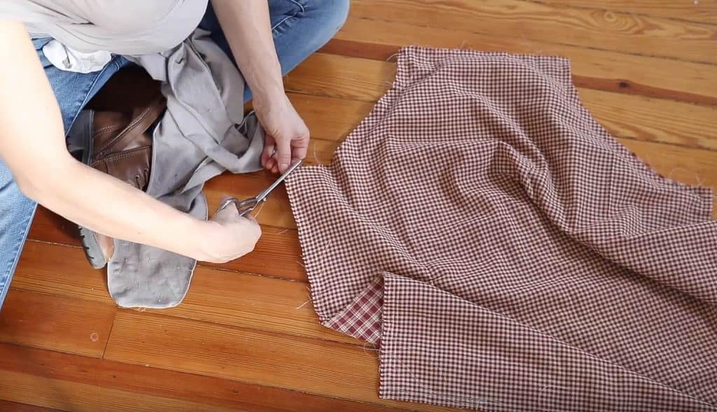 clipping fabric on the corners of a diy apron