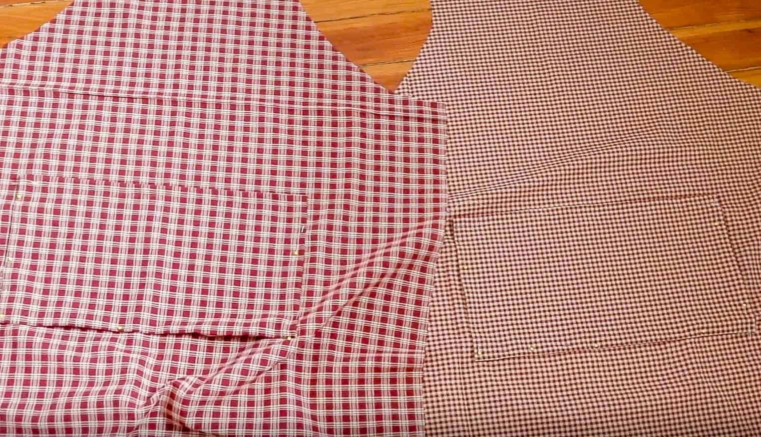 pockets pinned on both sides of the reversible apron