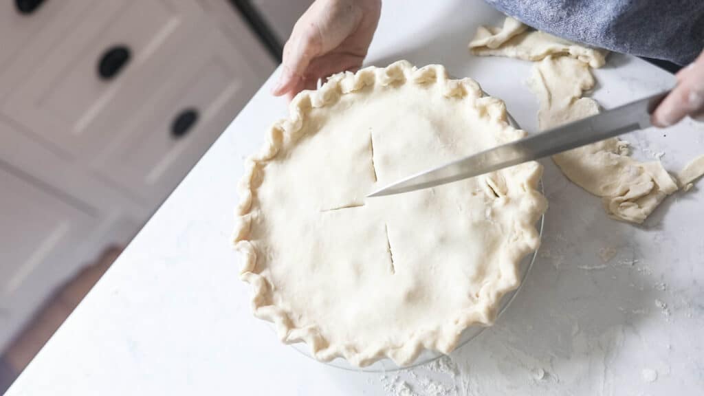creating slits on the top of pie