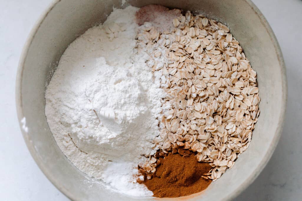 flour, oats and cinnamon in a bowl