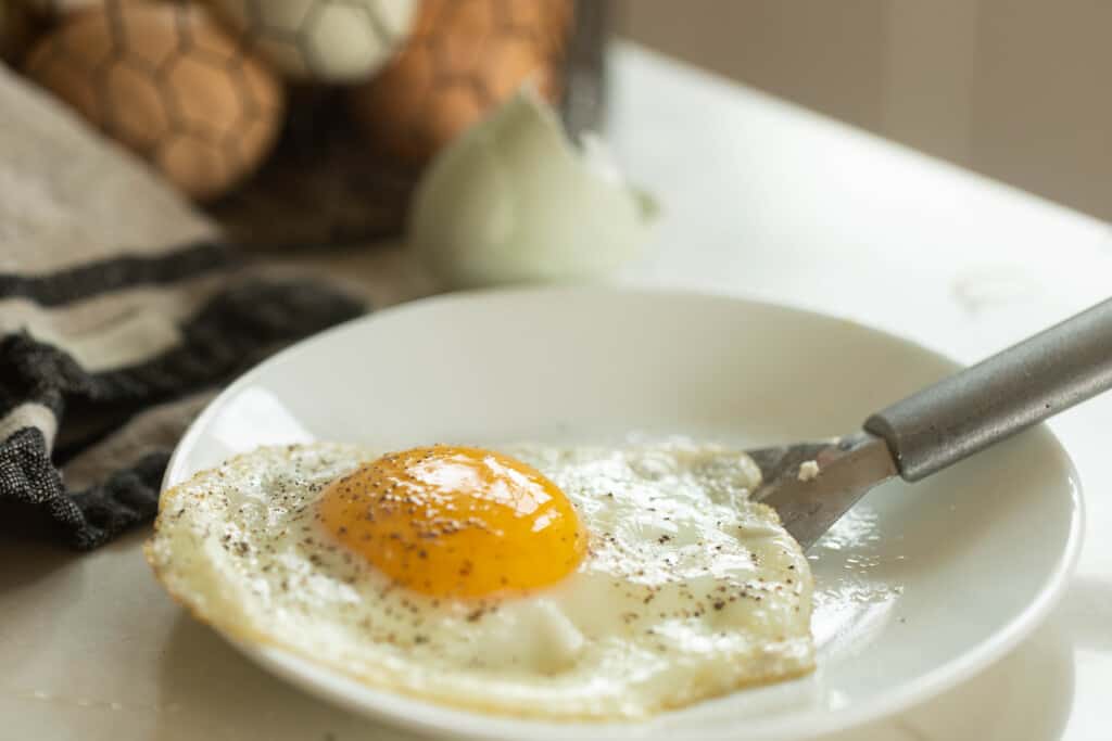 Perfect Sunny Side Up Eggs - The Kitchen Magpie